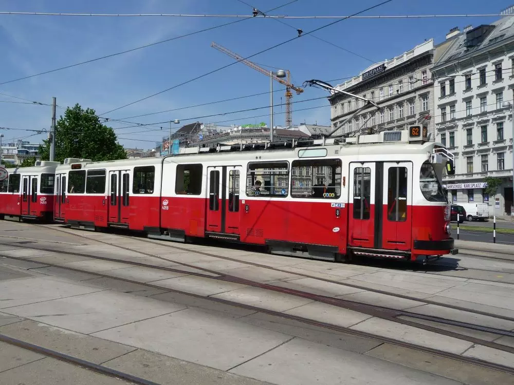 Vienna tram - © Ray Smith Tram