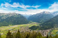 Interlaken and mountains - © S-F/Shutterstock